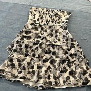 Strapless black and white dress size 8 White House black market brand